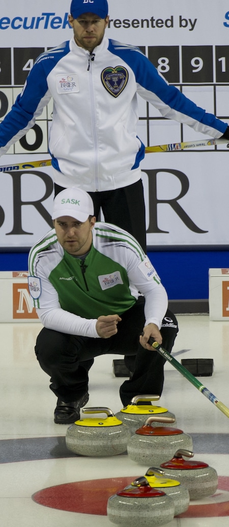 Saskatchewan capitaine Steve Laycock, beloiw, a décroché sa place en séries éliminatoires avec une victoire sur Jim Cotter de la Colombie-Britannique. (Photo, Curling Canada / Michael Burns)