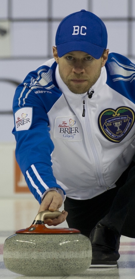 Colombie-Britannique capitaine Jim Cotter  décrocha les favoris de la glace le samedi soir. (Photo, Curling Canada / Michael Burns)