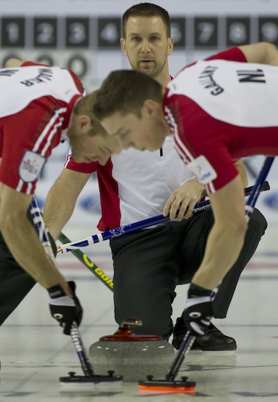 Terre-Neuve / Labrador capitaine Brad Gushue montres comme balayeurs Geoff Walker, à gauche, et Brett Gallant aller travailler. (Photo, Curling Canada / Michael Burns)