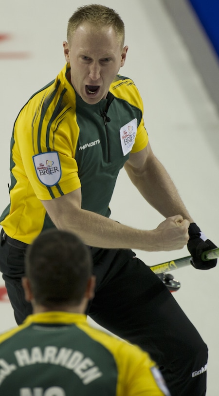 Nord de l'Ontario capitaine Brad Jacobs célèbre son tir pour trois dans le cinquième fin. (Photo, Curling Canada / Michael Burns)