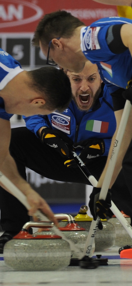 Italienne capitaine Joel Retornaz crie des instructions de balayage. (Photo, Curling Canada / Michael Burns)