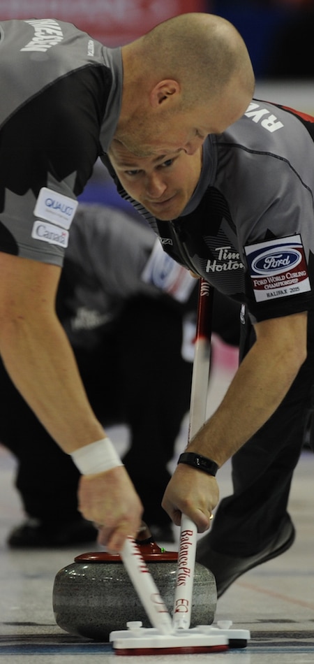 Nolan Thiessen d'Équipe Canada, à gauche, et Carter Rycroft vont travailler au cours de la victoire de dimanche sur la Chine. (Photo, Curling Canada / Michael Burns)