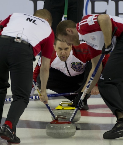 Terre-Neuve / Labrador capitaine Brad Gushue appelle ligne pour balayeuses Mark Nichols, à gauche, et Geoff Walker. (Photo, Curling Canada / Michael Burns)