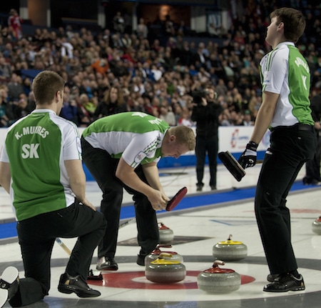 Équipe Saskatchewan réagit à son coup final à la 11e fin manquant de peu. (Photo, Curling Canada / Michael Burns)