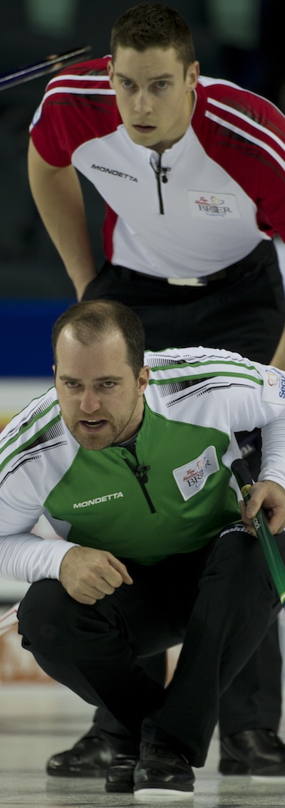 Saskatchewan capitaine Steve Laycock guide ses balayeuses que Terre-Neuve / Labrador seconde Brett Gallant regarde. (Photo, Curling Canada / Michael Burns)
