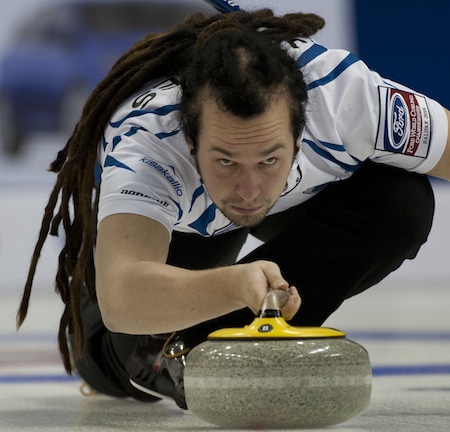 Pauli Jäämies de la Finlande offre roche. (Photo, Curling Canada / Michael Burns)