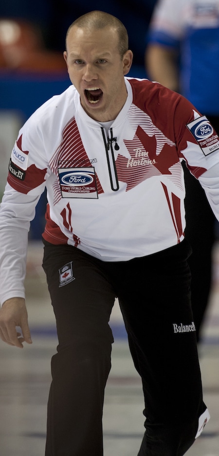 Équipe Canada capitaine Pat Simmons montre son intensité lors de la victoire de lundi sur les Tchèques. (Photo, Curling Canada / Michael Burns)
