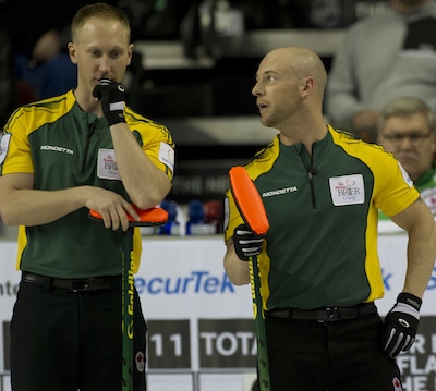 Brad Jacobs du Nord de l'Ontario, à gauche, et Ryan Fry discuter de their options. (Photo, Curling Canada / Michael Burns)