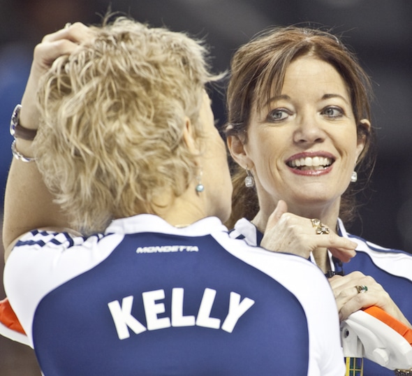 Colleen Jones, à droite, et son coéquipier Kim Kelly représenteront la Nouvelle-Écosse au 2015 Everest aînés du Canada à Edmonton. (Photographie, Curling Canada / Andrew Klaver)