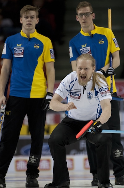 Aku Kauste de la Finlande, avant, jouera pour la médaille de bronze, dimanche. (Photo, Curling Canada / Michael Burns)