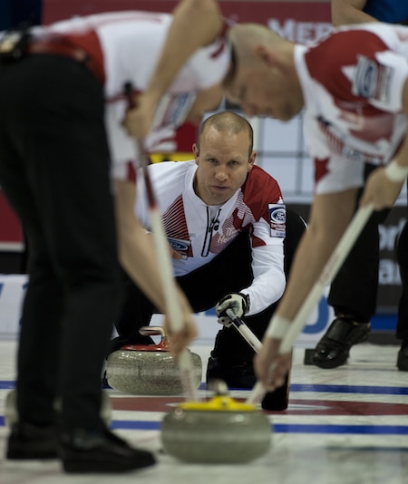 Pat Simmons d'Équipe Canada surveille de près. (Photo, Curling Canada / Michael Burns)