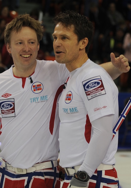 Thomas Ulsrud de la Norvège, à droite, célèbre la victoire de vendredi avec Torger Nergård. (Photo, Curling Canada / Michael Burns)