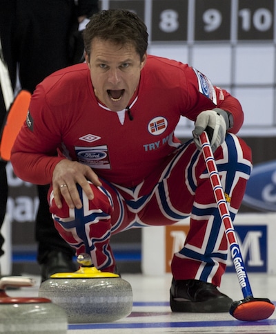 Thomas Ulsrud de la Norvège crie des instructions aux balayeuses mercredi soir. (Photo, Curling Canada / Michael Burns)