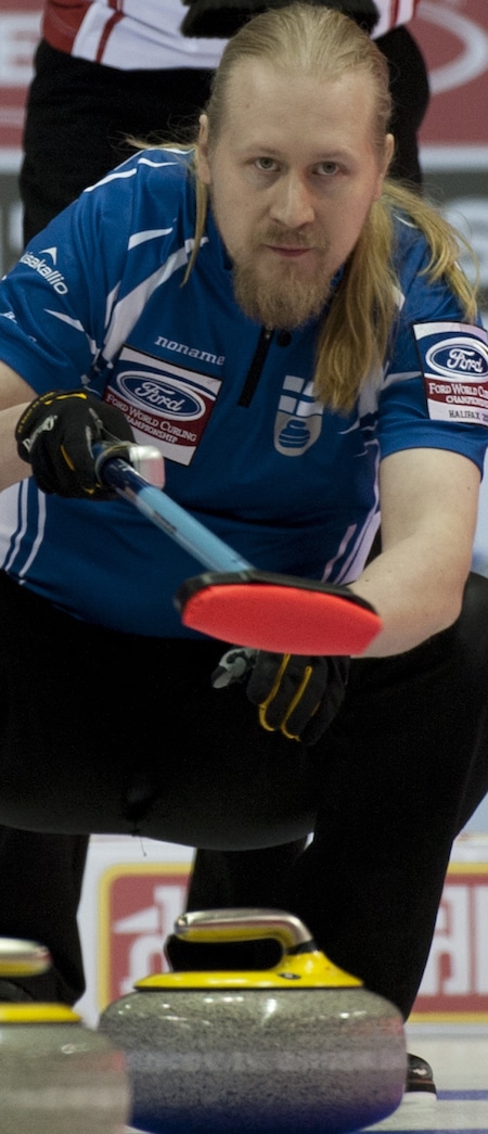 Aku Kauste de la Finlande montres un coup; son équipe joue aux États-Unis dans un tie-break samedi. (Photo, Curling Canada / Michael Burns)