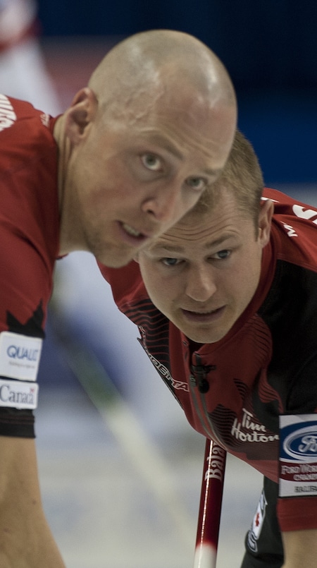  Nolan Thiessen et Carter Rycroft d'Équipe Canada montrent leur intensité jeudi. (Photo, Curling Canada / Michael Burns)