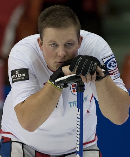 Christoffer Svae de la Norvège prend une pause. (Photo, Curling Canada / Michael Burns)