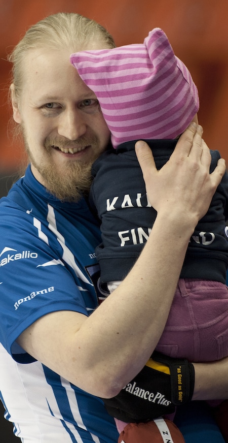 Aku Kauste de la Finlande célèbre sa victoire bris d'égalité avec la fille Maisa. (Photo, Curling Canada / Michael Burns)