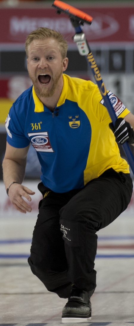 Niklas Edin de la Suède crie des instructions à ses balayeuses le samedi. (Photo, Curling Canada / Michael Burns)