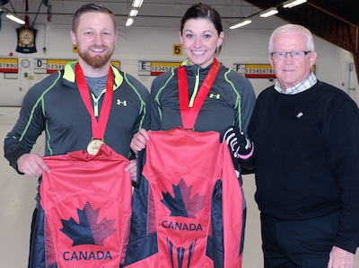 Équipe Canada pour le Championnat mondial Doubles Mixte, de gauche à droite, Charley Thomas, Kalynn Park et l'entraîneur Jim Waite.