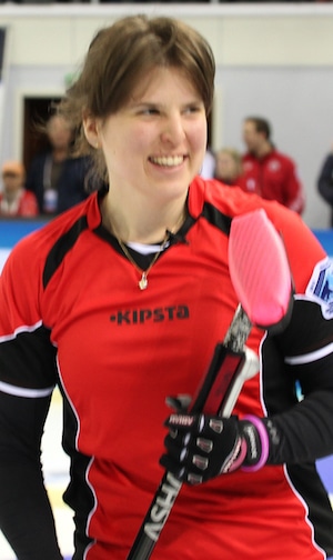 Deux fois en double mixte de champion du monde Dorottya Palancsca de Hongrie est parmi les instructeurs à Kelowna. (Photo, Fédération mondiale de curling)