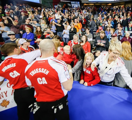     Membres de la famille du l'Èquipe Canada célèbrent après la finale du Brier Tim Hortons. (Photo, gracieuseté Neil Zee Photographie)