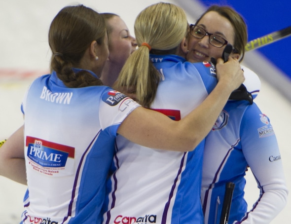 Équipe Sweeting célèbre sa victoire en demi-finale contre l'équipe de Jones dans le Home Hardware Coupe Canada des femmes demi-finale samedi. (Photo, Curling Canada / Michael Burns)