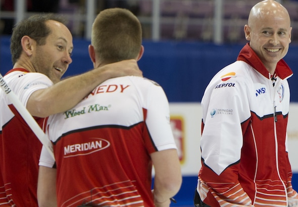 Brent Laing, Marc Kennedy et Kevin Koe étaient tout sourire après leur victoire en demi-finale, samedi soir. (Photo, Curling Canada / Michael Burns)