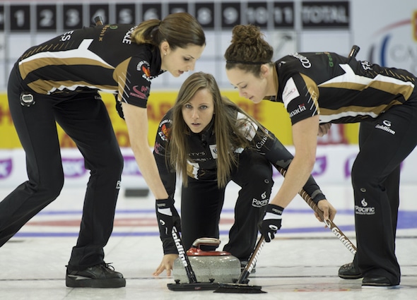Rachel Homan d'Ottawa offre lui a tiré dessus à balayeuses Lisa Weagle, à gauche, et Joanne Courtney cours de l'action mercredi à la Coupe 2015 Accueil Hardware Canada. (Photo, Curling Canada / Michael Burns)