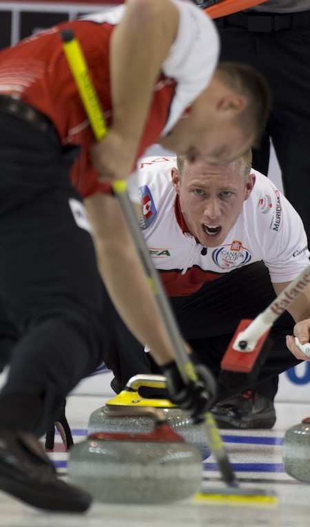 Marc Kennedy, vice-capitaine de l'équipe Koe, exhorte balayeuse Ben Hebert. (Photo, Curling Canada / Michael Burns)