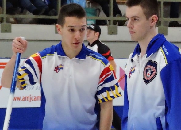Colombie-Britannique capitane Tyler Tardi, les options à droite, discute avec prises vice-capitaine Daniel Wenzek lors de la victoire de dimanche soir. (Photo, Curling Canada)