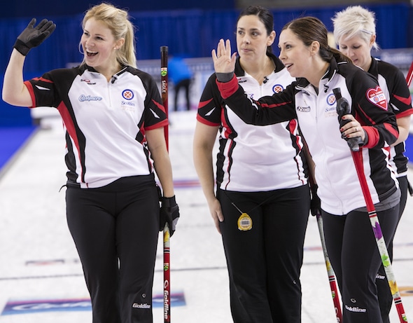Équipe Ontario, de gauche, Karen Sagle, Steph Hanna, Jenn Hanna et Brit O'Neill répondre aux acclamations de la foule, mardi soir. (Photo, Curling Canada / Andrew Klaver)