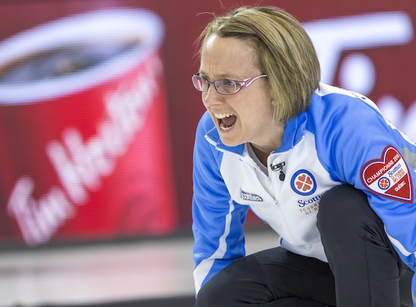 Équipe Québec capitaine Marie-France Larouche appelle des instructions à ses balayeuses cours dimanche jeu de l'après-midi aux Scotties. (Photo, Curling Canada / Andrew Klaver)