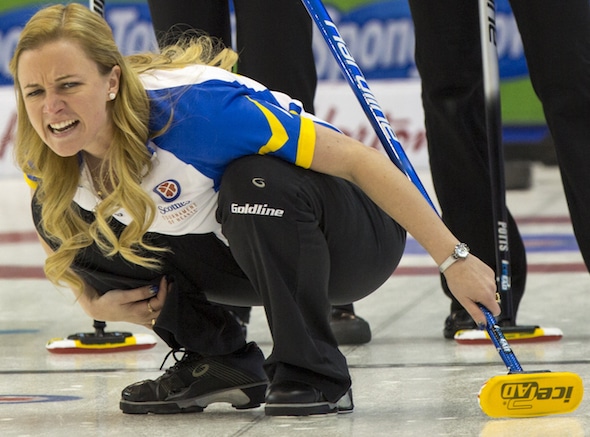 Chelsea Carey a son équipe de l'Alberta à la tête du classement à 2016 Scotties. (Photo, Curling Canada / Andrew Klaver)