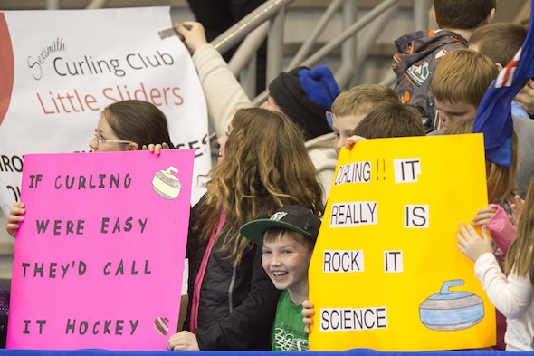 Les supporters sont en montrant leur soutien aux bigoudis lundi soir au Tournoi des Coeurs Scotties. (Photo, Curling Canada / Andrew Klaver)