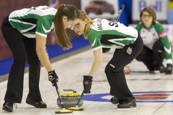 Jolene Campbell, à droite, regarde son rocher est balayée par Callan Hammond, à gauche, et Ashley Williamson. (Photo, Curling Canada / Andrew Klaver)