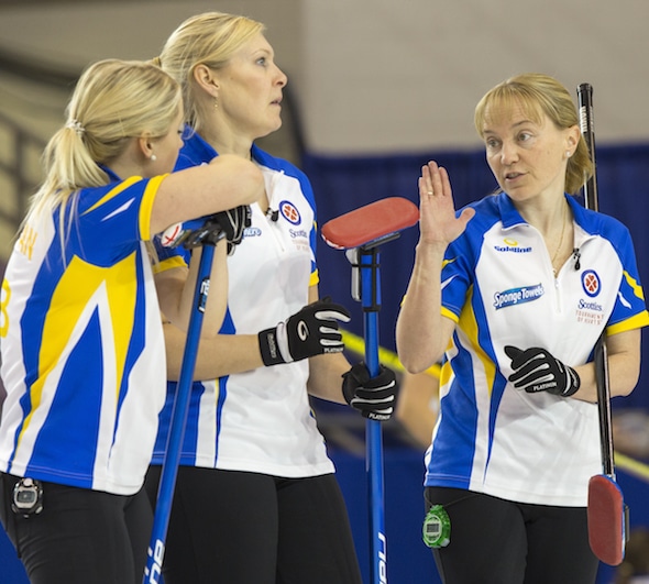 Équipe Alberta vice-capitaine Amy Nixon, à droite, discute de la stratégie avec ses coéquipiers Jocelyn Peterman, à gauche, et Laine Peters. (Photo, Curling Canada / Andrew Klaver)