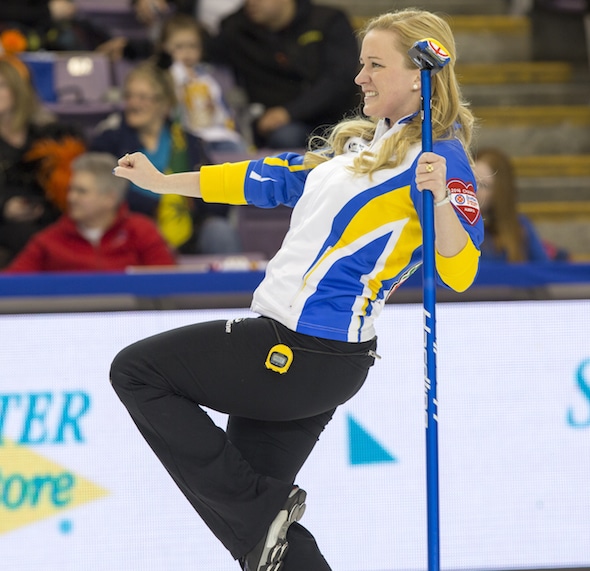 Les champs de l'Alberta de Chelsea Carey enfermés la première place avec une victoire jeudi soir. (Photo, Curling Canada / Andrew Klaver)