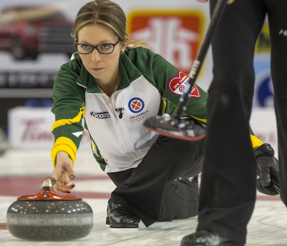Krista McCarville et son équipe de Thunder Bay Nord de l'Ontario a remporté la page 3-4 séries éliminatoires match de samedi. (Photo, Curling Canada / Andrew Klaver)