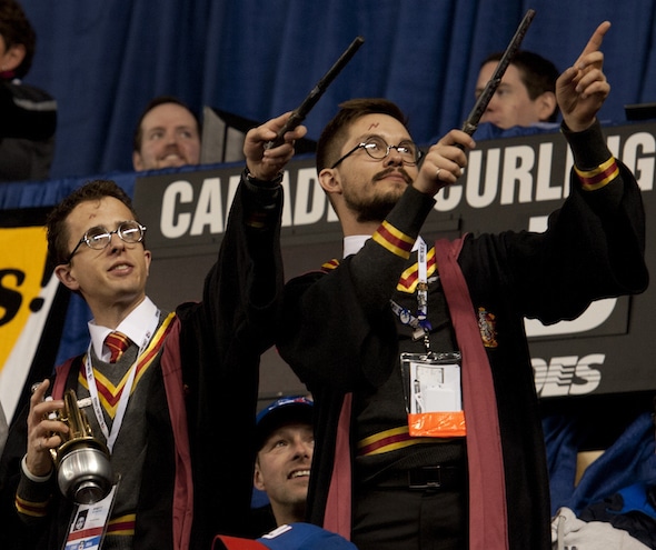 Peut-être que ce sont les Sociables qui a jeté un sort sur l'équipe de l'Alberta pour faire l'équipe de Kevin Koe imbattable dans le séries éliminatoires Page 3-4. (Photo, Curling Canada / Michael Burns)