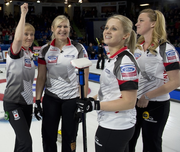 Équipe Canada, de gauche à droite, Amy Nixon, Laine Peters, Jocelyn Peterman et Chelsea Carey célébrer leur victoire jeudi soir. (Photo, Curling Canada / Michael Burns)