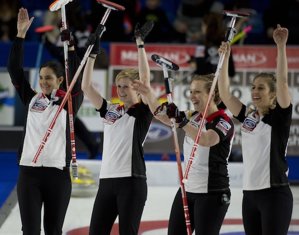 L'équipe Suisse salue la foule après sa victoire dans la page 1-2 séries éliminatoires jeu vendredi soir. (Photo, Curling Canada / Michael Burns)