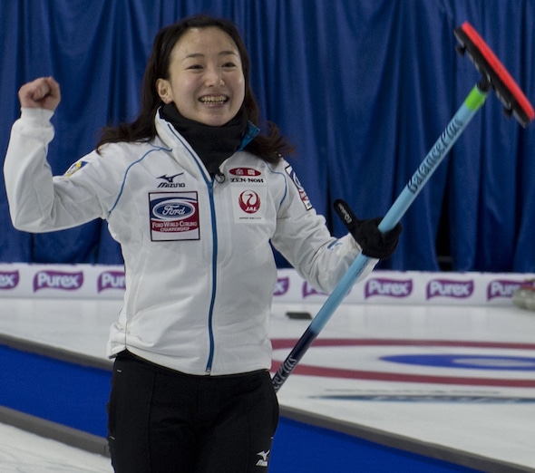 Capitaine japonais Satsuki Fujisawa célèbre sa victoire sur la Russie samedi soir. (Photo, Curling Canada / Michael Burns)
