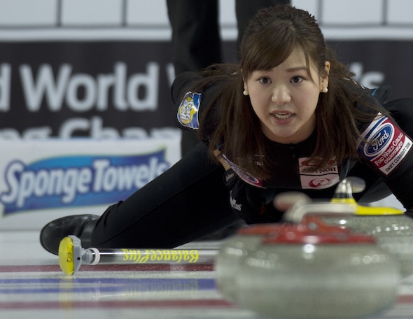 Japonais vice-capitaine Chinami Yoshida appelle des instructions de balayage à ses coéquipiers lors de la victoire sur l'Allemagne mercredi. (Photo, Curling Canada / Michael Burns)