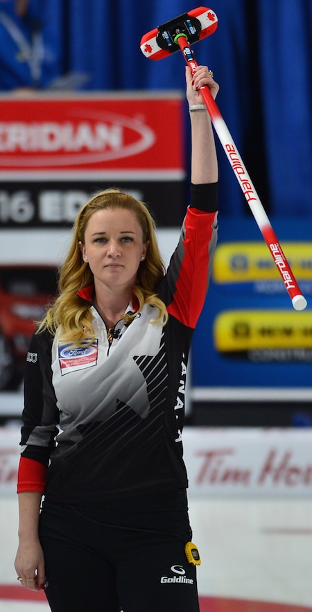 Capitaine canadien Chelsea Carey célèbre la victoire de son équipe samedi. (Photo, Curling Canada / Michael Burns)