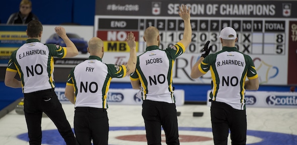 Équipe Nord de l'Ontario est toujours invaincu après avoir battu Mike McEwen du Manitoba jeudi après-midi. (Photo, Curling Canada / Michael Burns)