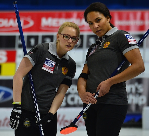 Alexandra Raeva de la Russie, à gauche, et Nkeiruka Ezekh vérifier la situation samedi soir. (Photo, Curling Canada / Michael Burns)