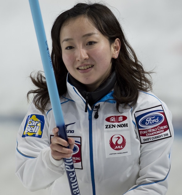 Satsuki Fujisawa du Japon a remporté deux fois le jeudi pour se qualifier pour le match Page 1-2 en séries éliminatoires. (Photo, Curling Canada / Michael Burns)