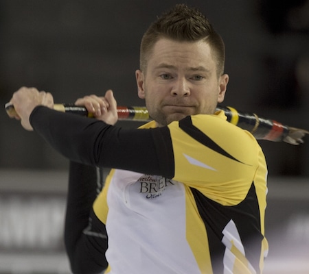 Manitoba capitaine Mike McEwen regarde sa frappe passe mal lors de la perte de lundi soir à l'Alberta. (Photo, Curling Canada / Michael Burns)