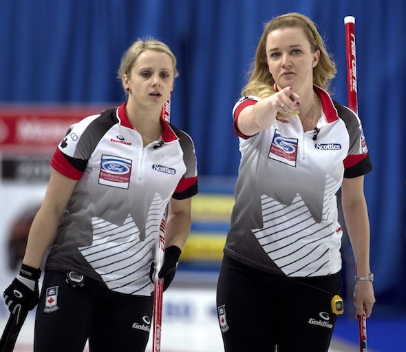 Canadienne capitaine Chelsea Carey, à droite, souligne une option de tir à son coéquipier Jocelyn Peterman dimanche soir. (Photo, Curling Canada / Michael Burns)