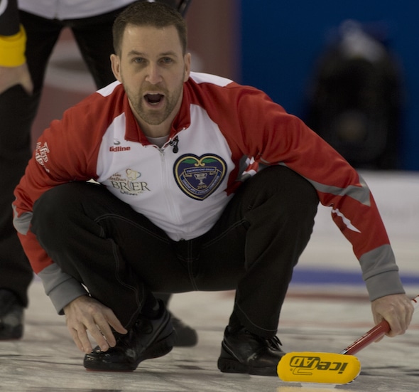 Terre-Neuve / Labrador capitaine Brad Gushue vérifie son tir lors de la victoire de mardi au Nouveau-Brunswick. (Photo, Curling Canada / Michael Burns)